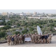 Photographie de groupe du commandement intégré de l'opération Chammal sur le site d'Union 3 de la Combined Joint Task Force à Bagdad, lors du BLSDay ou Journée nationale des blessés de guerre.