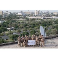 Photographie de groupe des officiers représentant la Task Force Wagram sur le site d'Union 3 de la Combined Joint Task Force à Bagdad, lors du BLSDay ou Journée nationale des blessés de guerre.