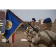 Le colonel Eric Meunier salue le drapeau du SGAM Hombori lors d'une cérémonie de transfert d'autorité sur la base de Gao.