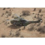 Un hélicoptère de transport Puma SA-330 survole le désert autour de la base de Gao dans le cadre d'un exercice avec les éléments du GCM.