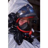 Un marin-pompier de Marseille vérifie l'étanchéité de son matériel respiratoire.