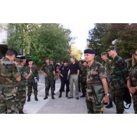 Le général Valentin, COM-KFOR et le général Millet, COM BMN-N, marchent en tête de la délégation qui visite Mitrovica à pied, guidée par le colonel de Courrèges, commandant le BIMéca.
