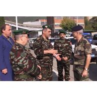 Le général Valentin, COM-KFOR, rencontre des officiers supérieurs du bataillon marocain.