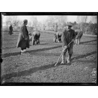 Nîmes (Gard). Dépôt de prisonniers bulgares, prisonniers employés aux travaux agricoles. [légende d'origine]