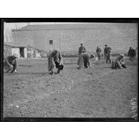 Nîmes (Gard). Nîmes (Gard). Dépôt de prisonniers bulgares, prisonniers employés aux travaux agricoles. [légende d'origine]