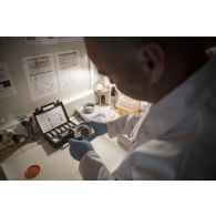 Analyse chimique de substances IED par un technicien en identification criminelle de la Gendarmerie au sein du laboratoire CIEL sur la base de Gao.