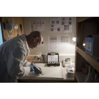 Analyse chimique de substances IED par un technicien en identification criminelle de la Gendarmerie au sein du laboratoire CIEL sur la base de Gao.