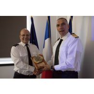 Echange de cadeaux entre l'amiral Christophe Prazuck, CEMM (chef d'état-major de la Marine), et le major-général Aluf Eli Sharvit, commandant de la Marine israëlienne, lors de sa visite à Balard.