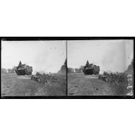Route d'Amiens à Bouchoir, Somme, tanks anglais montant en ligne. [légende d'origine]
