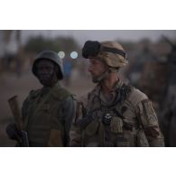 Un soldat français et son homologue malien effectuent une patrouille à pied dans les rues de Ménaka.