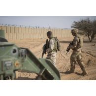 Un instructeur encadre un soldat malien lors d'une formation de contrôle de zone à Ménaka.