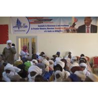 Réunion de la population civile de Gao lors d'une conférence du Premier ministre malien.
