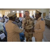 Le colonel Arnaud Cervera s'entretient avec des autorités maliennes lors d'une conférence du Premier ministre à Gao.