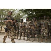 Un gendarme instructeur encadre des gardes nationaux maliens lors d'une formation à Gao.