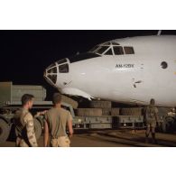 Chargement d'un avion cargo Antonov An-12 sur la remorque d'un camion logistique TRM 700-100, lors du déploiement d'un dispositif de dépannage sur la piste de Gao.