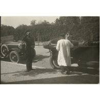 Mai 1925, le fils du roi des Belges à Rabat. Il va remonter en auto après avoir visité notre office. Derrière l'auto, Lyautey ? [légende d'origine]