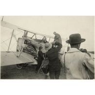 17 juillet 1925. Le maréchal Pétain descend d'avion à Rabat, 7h du soir. [légende d'origine]