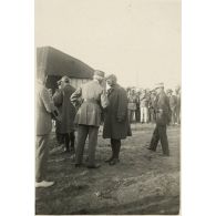 17 juillet 1925. L'arrivée du maréchal Pétain à Rabat. Pétain a le dos tourné vers Lyautey. En face en tenue d'aviateur [causant] avec le colonel Paquin de l'état-major du [général Lyautey], 7 h du soir. [légende d'origine]<br>