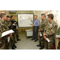 Relève de l'opération Licorne (8e mandat) : briefing pour préparer l'embarquement des véhicules à Toulon.