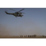 Extraction par grappe d'éléments du GCM au moyen d'un hélicoptère Puma SA-330 lors d'un entraînement à Gao.