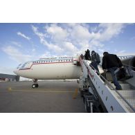 Evacuation de ressortissants par avion Airbus A340 de l'escadron de transport 3/60 Esterel de l'aéroport de Tripoli (Libye) à l'aéroport de Roissy.