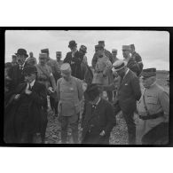 [Groupe accompagnant Paul Painlevé et Raymond Poincaré lors d'une visite présidentielle à Mailly-le-Camp, s.d.]