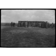 [Groupe d'autorités civiles et militaires sur un terrain de Mailly-le-Camp lors d'une visite officielle, s.d.]
