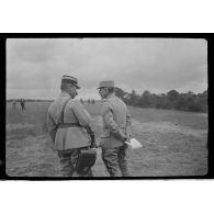 [Général s'entretenant avec un lieutenant-colonel lors d'une visite officielle à Mailly-le-Camp, s.d.]