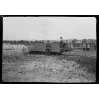 [Franchissement d'un réseau de barbelés par un prototype de char à Vincennes, juillet 1916.]