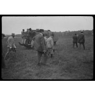 [Manoeuvre d'un prototype de char sur un terrain à Vincennes, juillet 1916.]