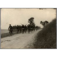Chasseur - Un groupe du bataillon de chasseurs cyclistes circulent sur un chemin de campagne. [recadrage] [légende d'origine]