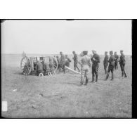 Artillerie - Manœuvres autour du canon, les servants sortent les charges des caissons de munitions. [légende d'origine]