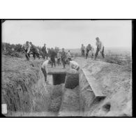Infanterie - Manœuvres, le creusement des tranchées. [légende d'origine]
