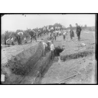Infanterie - Manœuvres, le creusement des tranchées (autre vue). [légende d'origine]