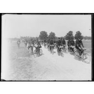 Le 2e bataillon de chasseurs cyclistes dans un chemin de campagne. [légende d'origine]