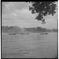 Embarcations militaires sur le lac Hoan Kiem ou lac de l'Epée restituée.