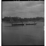Embarcations militaires sur le lac Hoan Kiem ou lac de l'Epée restituée le 14 juillet 1951 à Hanoï.