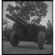 Obusier de 105 mm M2A1 tiré par un camion militaire lors du 14 juillet 1951 à Hanoï.