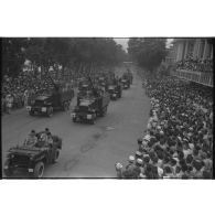 Défilé de GMC blindés transportant des canons antiaériens lors du 14 juillet 1951 à Hanoï.