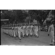 Troupes de la Marine nationale lors du défilé du 14 juillet 1951  à Hanoï.