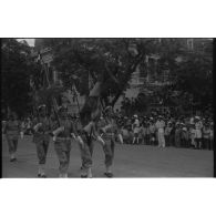 Les troupes de l'armée de l'Air lors du défilé du 14 juillet 1951  à Hanoï.