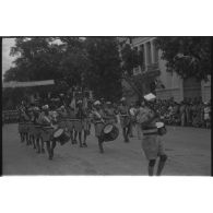 Des tirailleurs nord-africains défilent le 14 juillet 1951 à Hanoï.