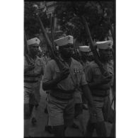 Des tirailleurs nord-africains défilent le 14 juillet 1951 à Hanoï.