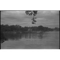 Embarcations sur le lac Hoan Kiem ou lac de l'Epée restituée le 14 juillet 1951 à Hanoï.