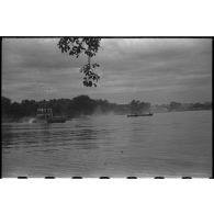 Embarcations sur le lac Hoan Kiem ou lac de l'Epée restituée le 14 juillet 1951 à Hanoï.