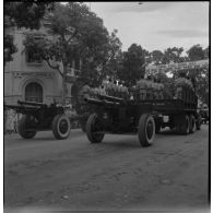 Obusiers de 105 mm M2A1 tirés par des camions militaires lors du 14 juillet 1951 à Hanoï.