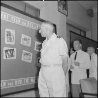 Le général de Linarès regarde un panneau d'information lors de l'inauguration de l'exposition 