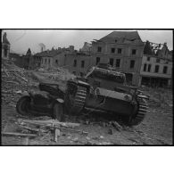 A Perwez en Brabant (Belgique), à l'issue de la bataille de France, un blindé Panzer-III de la 4e division blindée allemande (4.Panzer-Division) parade dans les rues de la ville pour les besoins de la propagande.