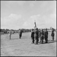 Remise par Monsieur Pierre de Chevigné du drapeau au 22e RTA à Beni Messous en présence du général de corps d'armée Cailles.