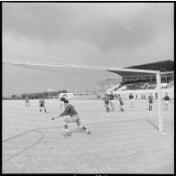 Finale de la coupe de handball entre le 10e RGR et le 13e RTS au stade de la Vigerie à Alger.